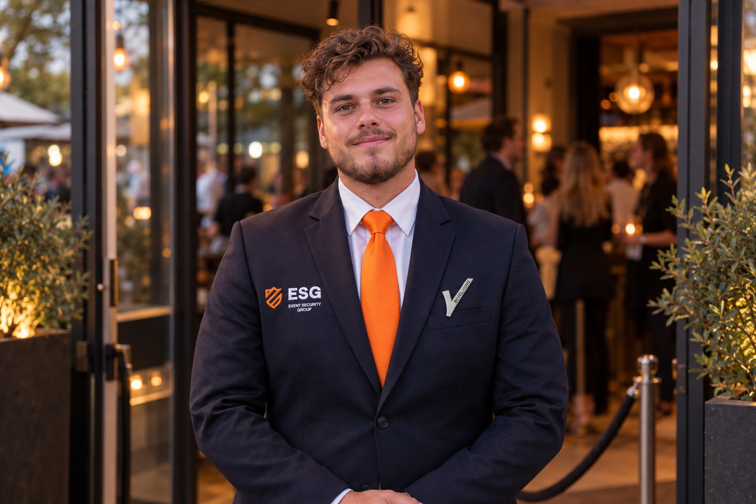 ESG-medewerker in pak bij de ontvangst op een binnenlocatie