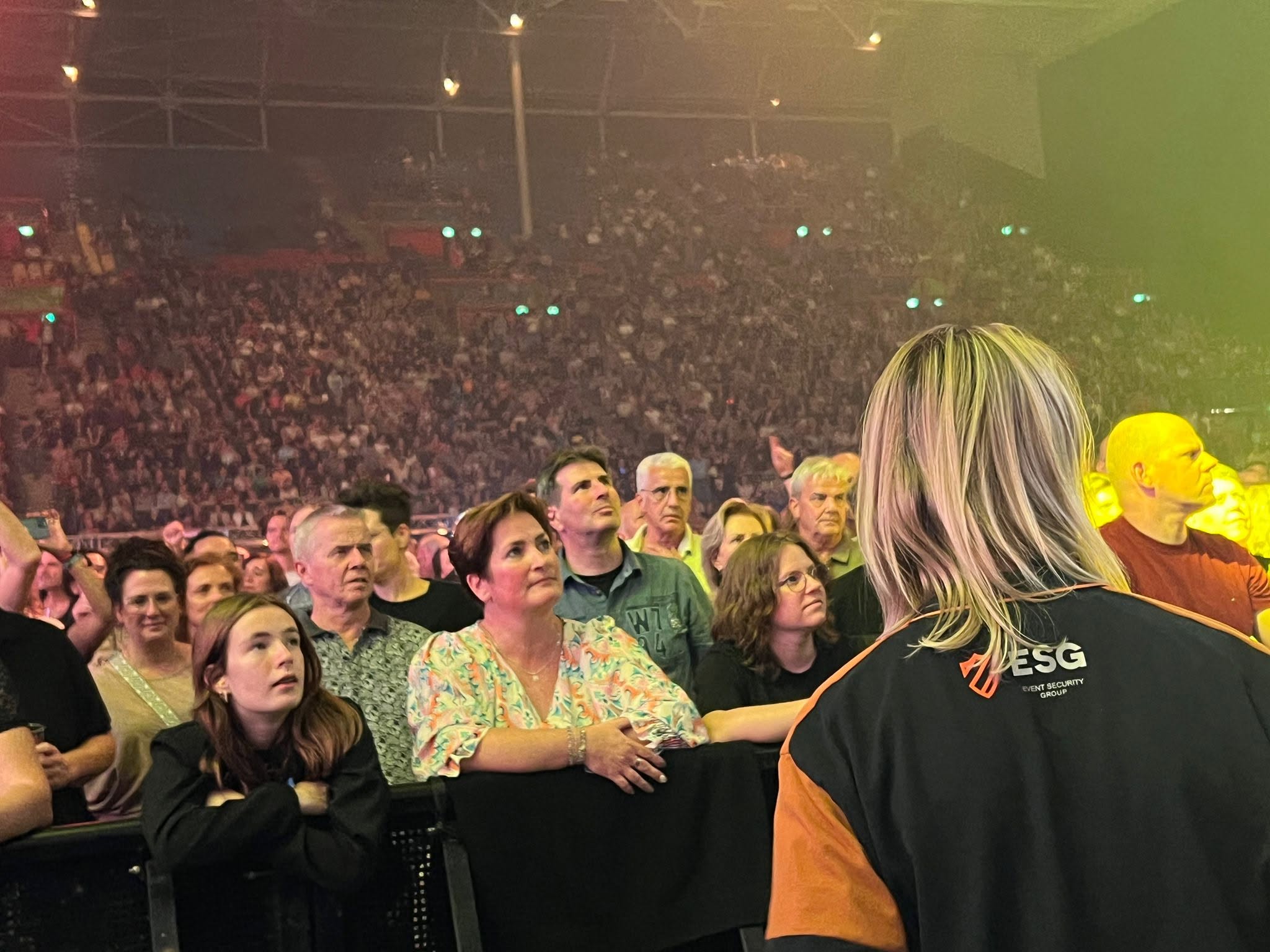 ESG-medewerker bij de publieksafzetting in een concertzaal