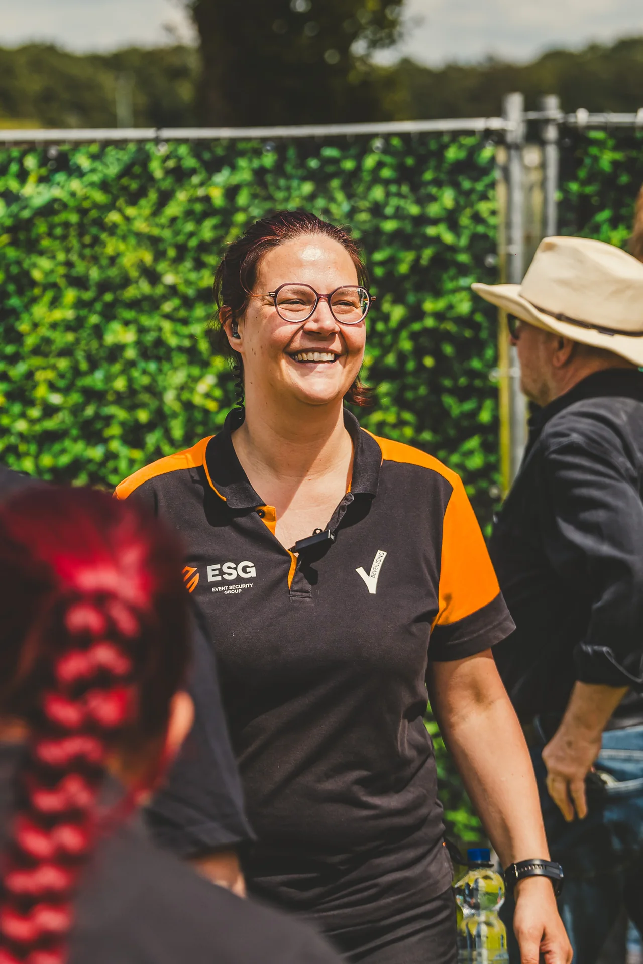 Een ESG-medewerker in gesprek met een bezoeker op een evenement