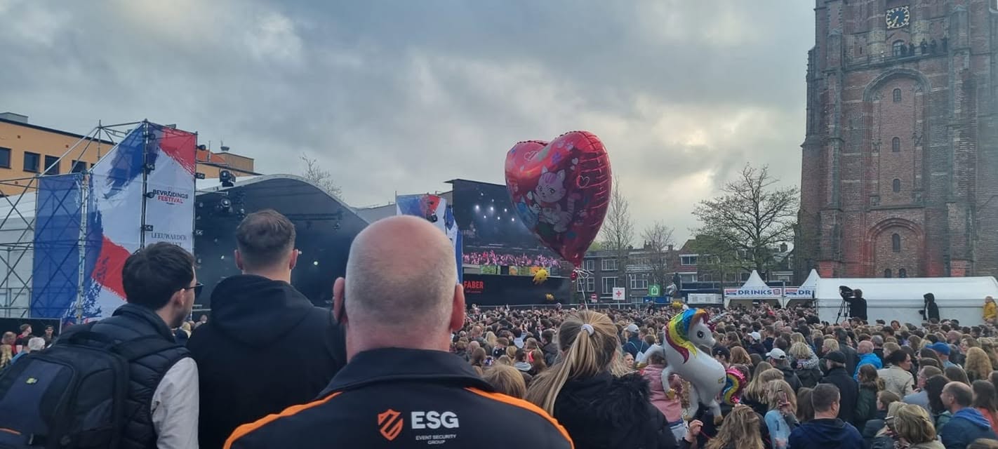 ESG-medewerker houdt overzicht bij een buitenevenement