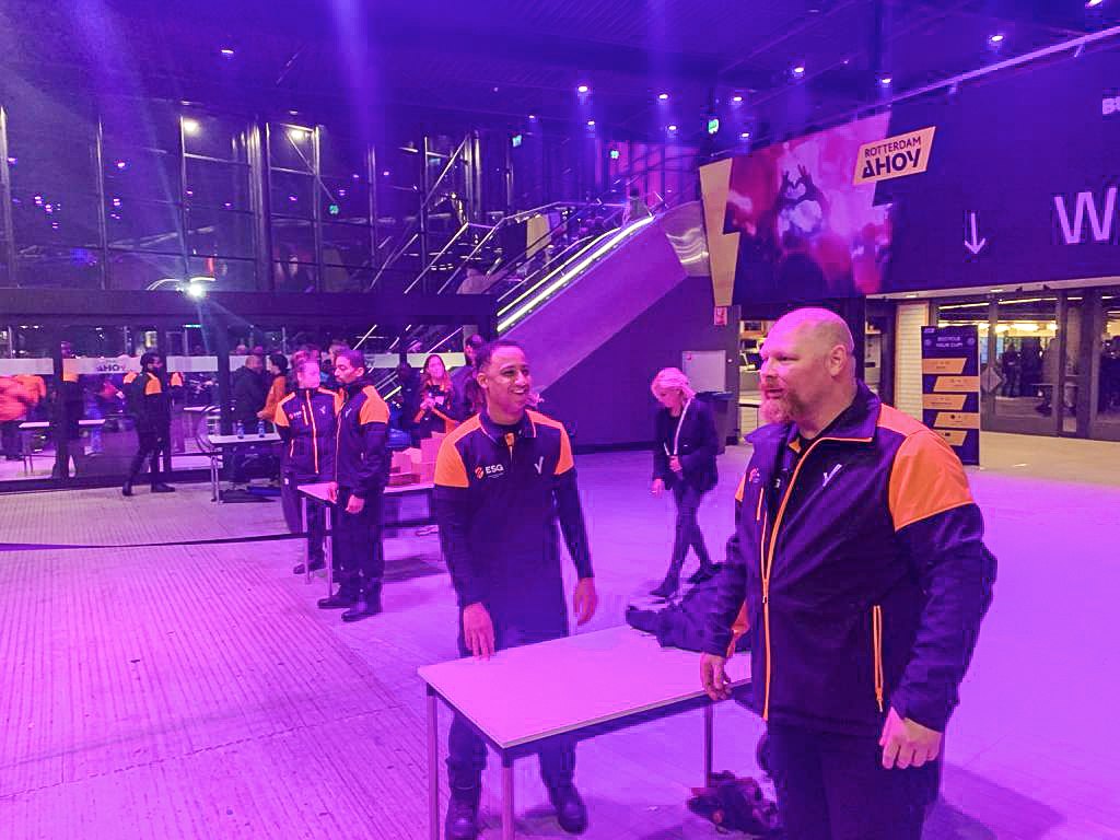 ESG-medewerkers bij de toegang tot een evenement