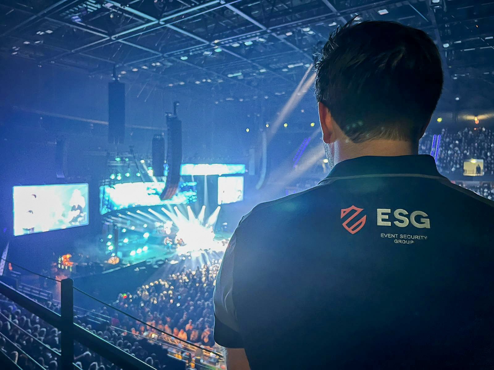 ESG-medewerker houdt overzicht tijdens een concert, algemeen ESG-werkbeeld