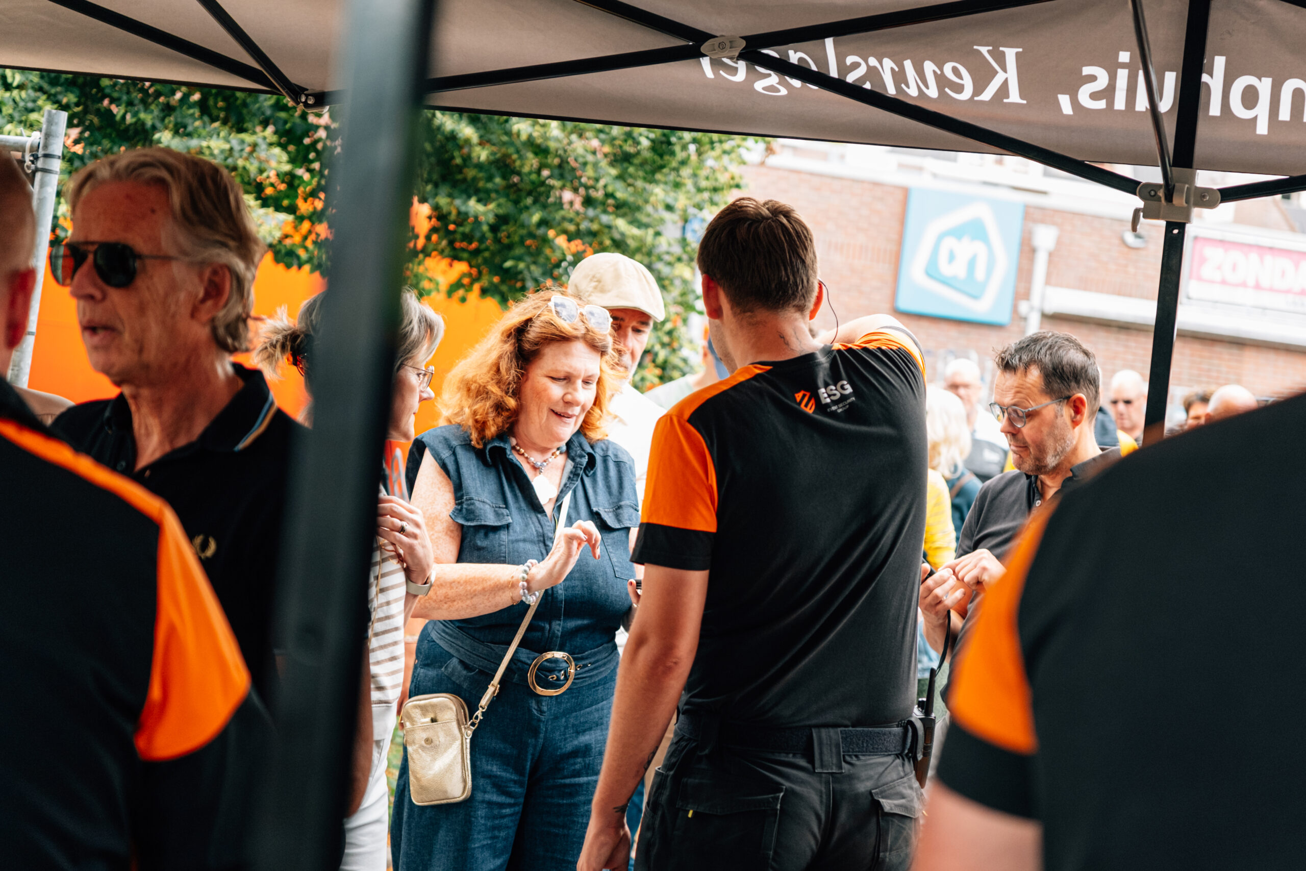 ESG-medewerkers in gesprek met bezoekers, algemeen ESG-werkbeeld