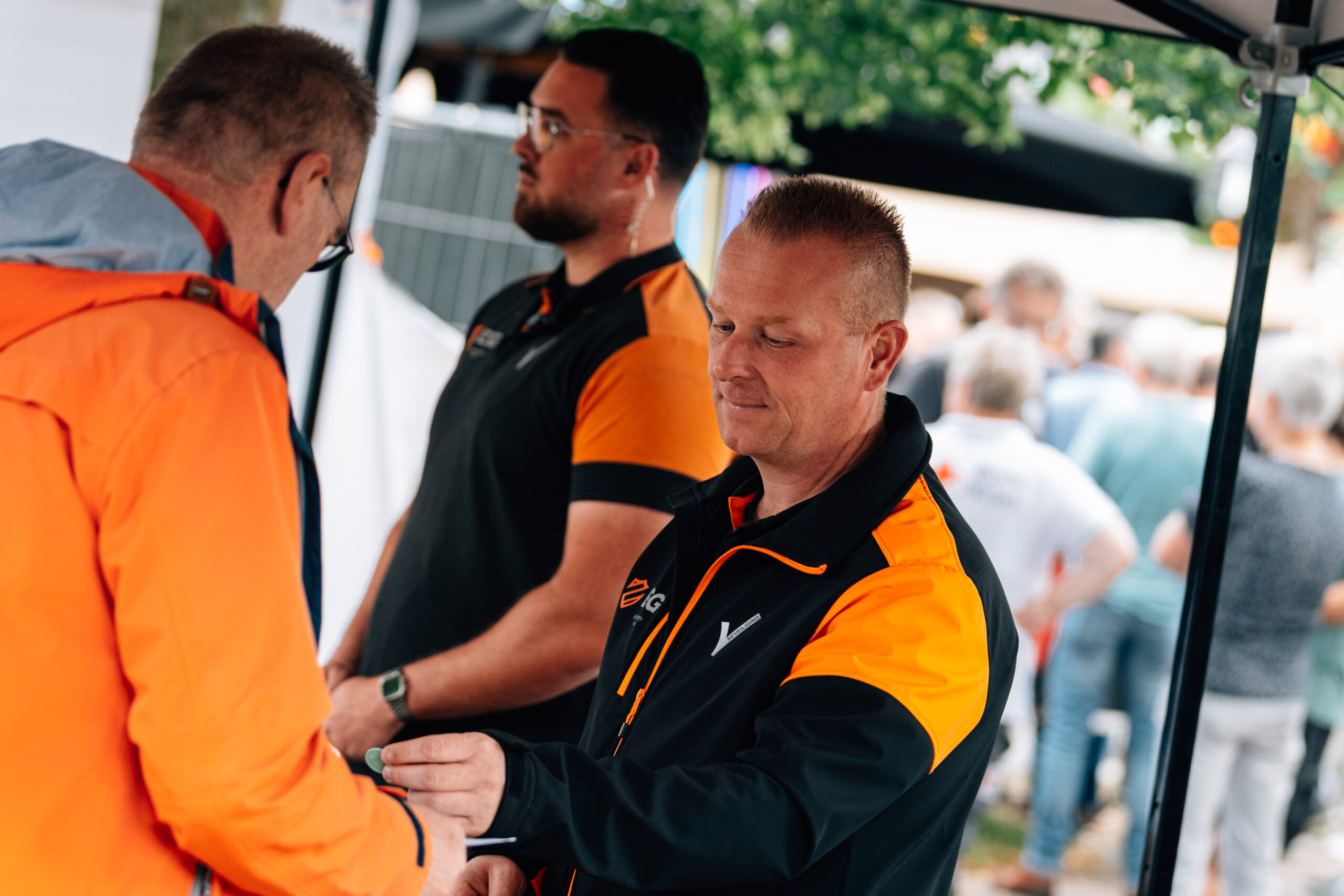 ESG-medewerker bij een bezoekerscontrole