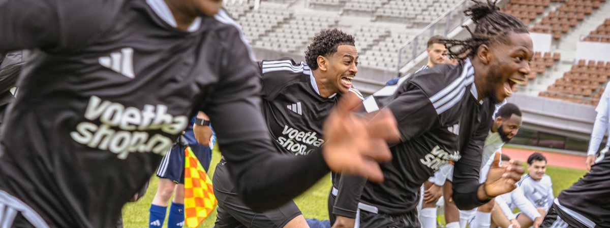 Deelnemers in adidas en Voetbalshop-tenues tijdens Predator vs F50 in het Olympisch Stadion