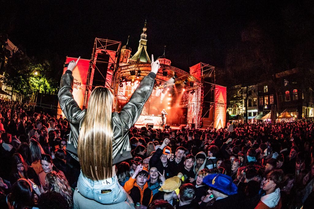 Optreden en publiek bij het Deventer Koningsfestival op de Brink