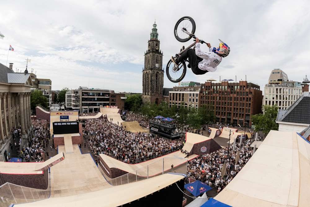 Mountainbiker en publiek bij Red Bull District Ride op de Grote Markt in Groningen