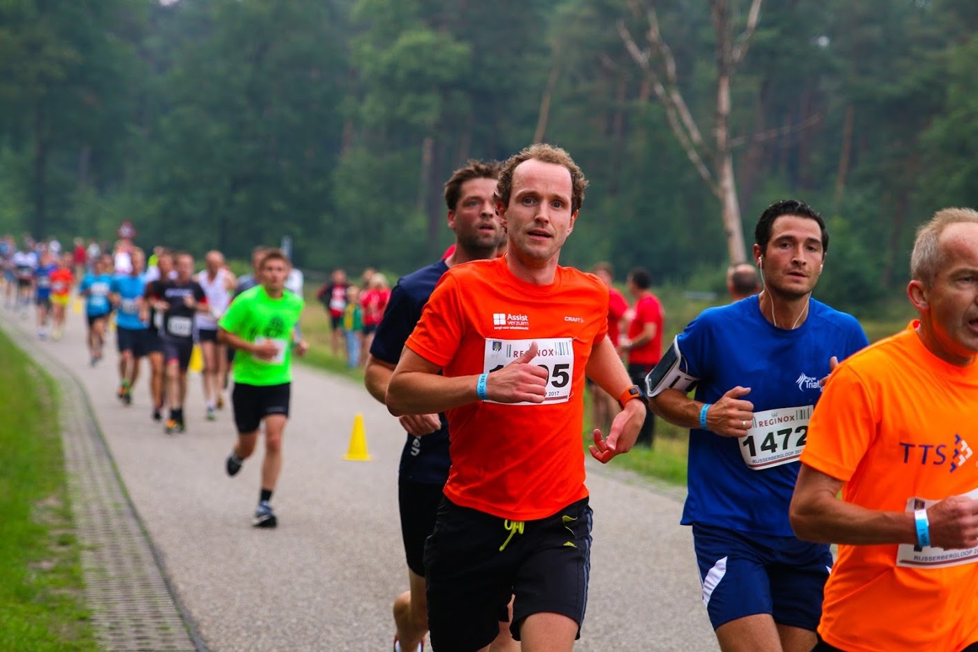 Hardlopers tijdens de Rijsserbergloop in Rijssen