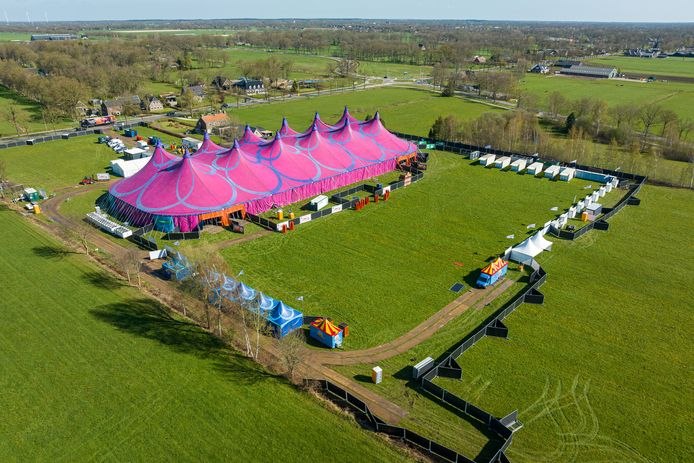 Grote roze feesttent en evenemententerrein uit het Tukker FM-projectarchief van ESG