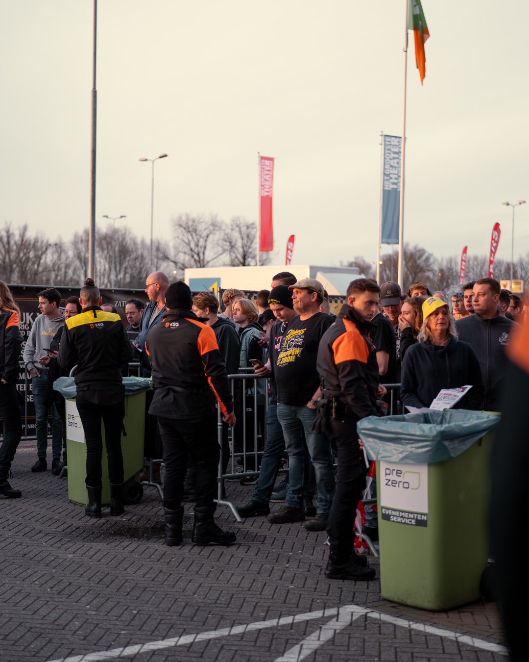 ESG-medewerkers bij de toegang van Warkende Helden Live, eigen werkfoto uit het projectarchief