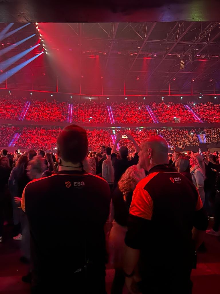 Twee ESG-medewerkers tussen het concertpubliek bij Waylon’s Top 1000 in Rotterdam Ahoy
