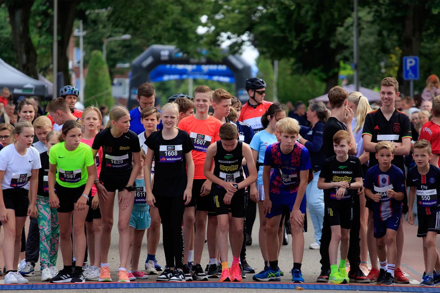 Hardlopers en publiek bij Wiezoloop in Wierden