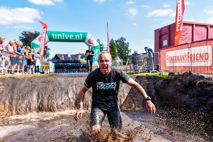 Deelnemers aan een obstacle run van YU MAN RACE