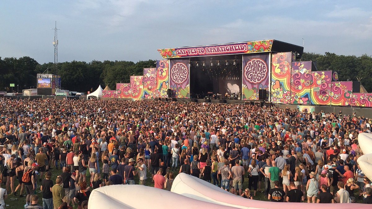 Hoofdpodium en festivalpubliek bij Zwarte Cross